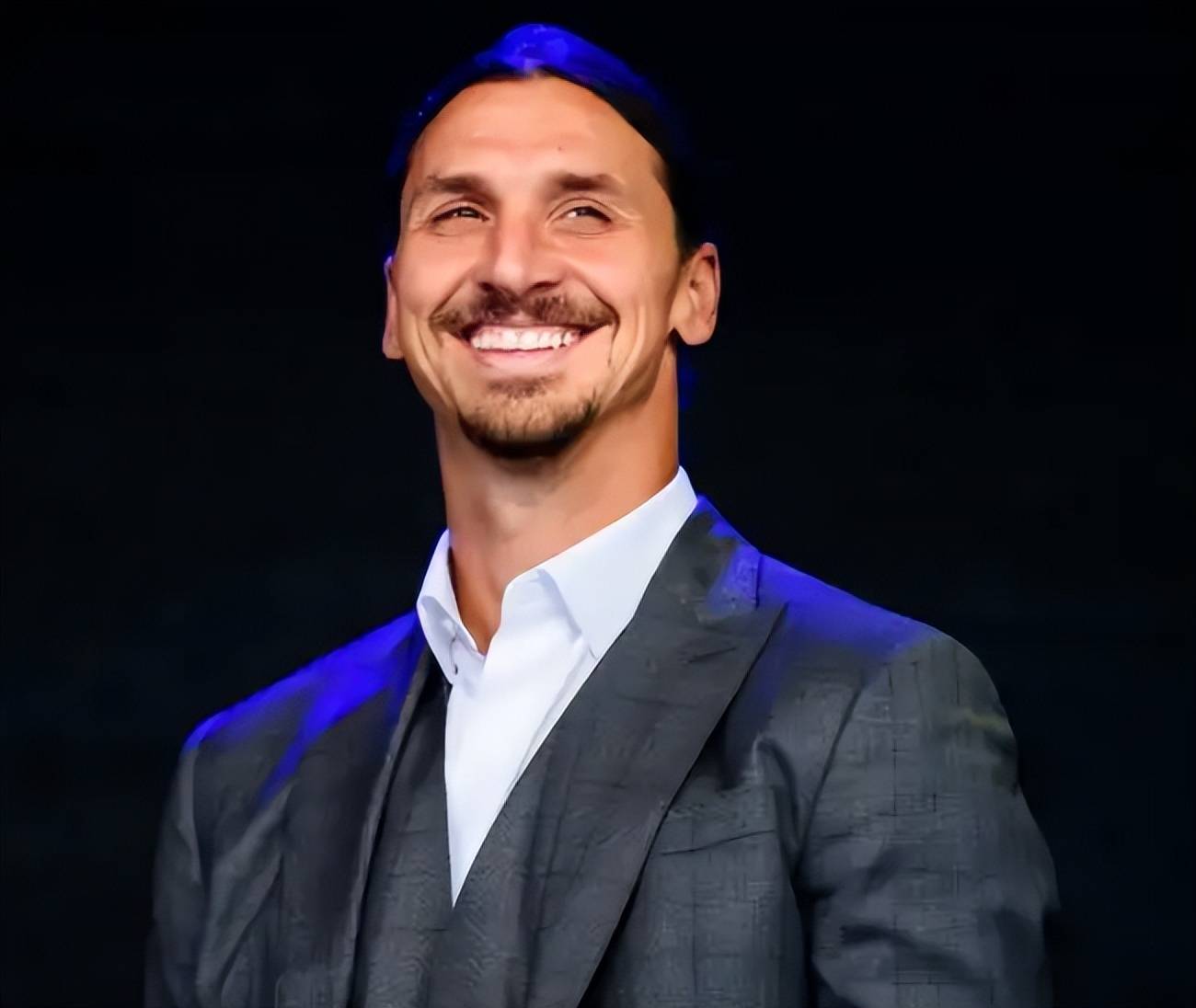 开云体育APP下载-伊布接受采访表示愿为球队奉献一切