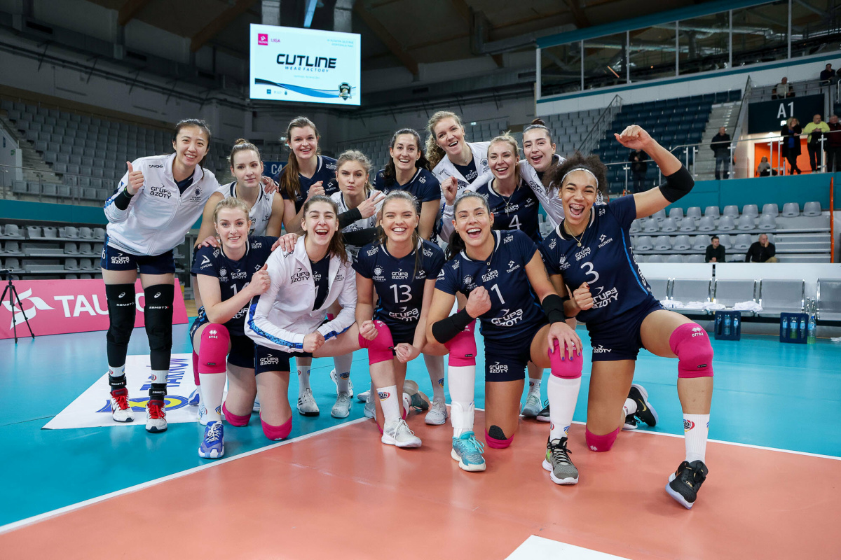 波兰女足队员集体训练，备战国际邀请赛！