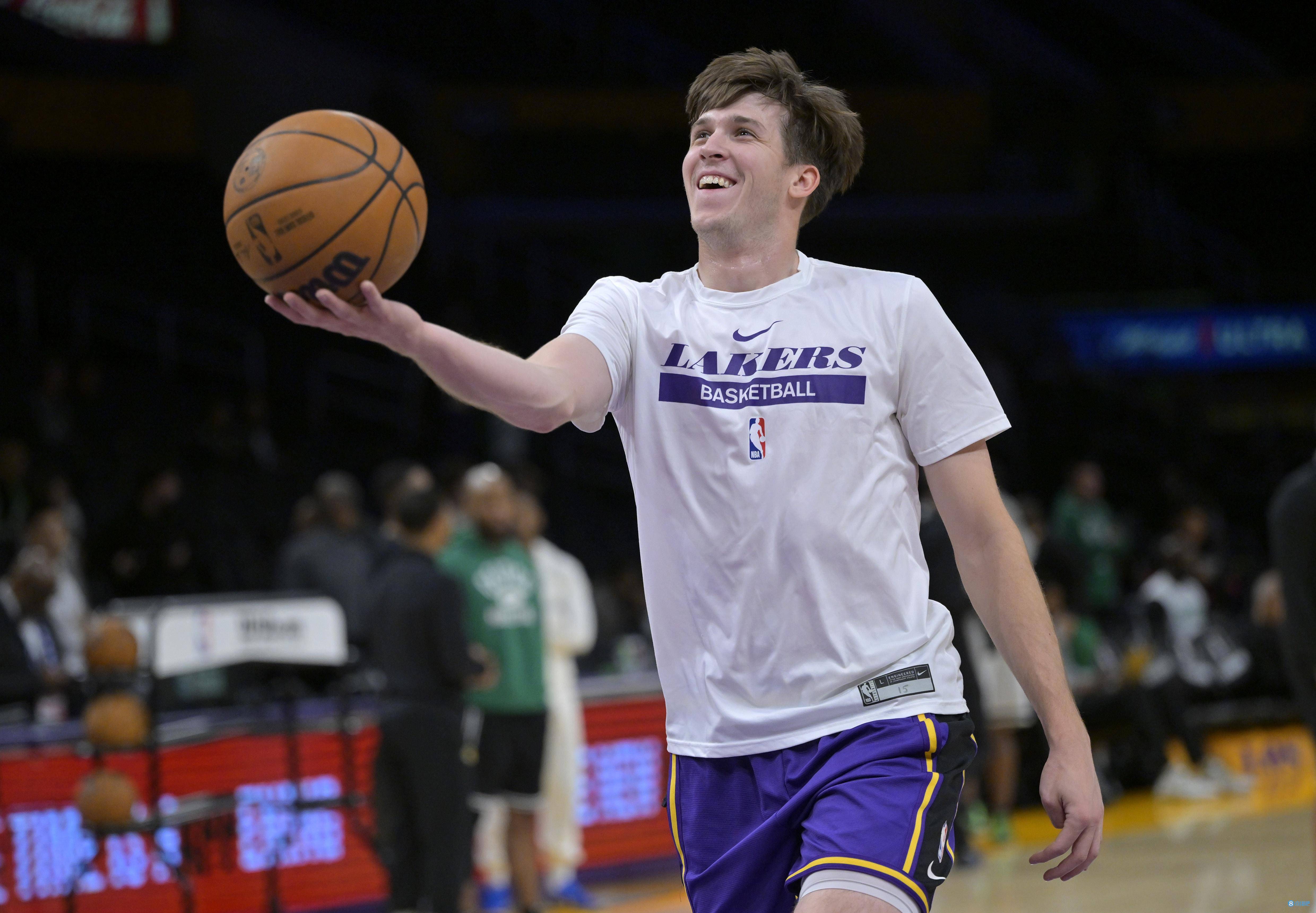 开云体育app-湖人年轻球员秀发挥出色，助球队提振士气