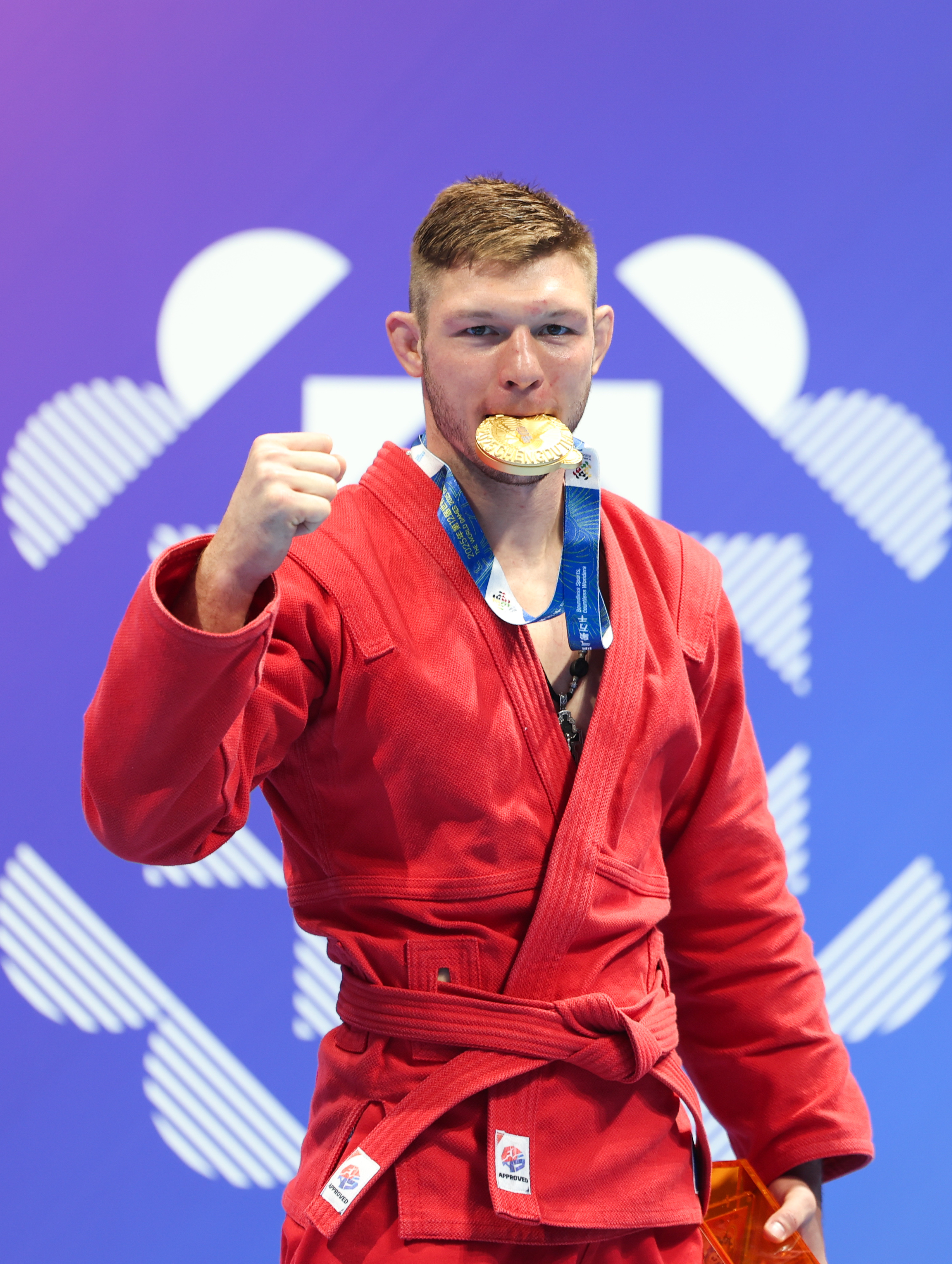 开云体育平台APP-包含拳击擂台上搏杀正酣，坦桑尼亚选手浴血奋战的词条