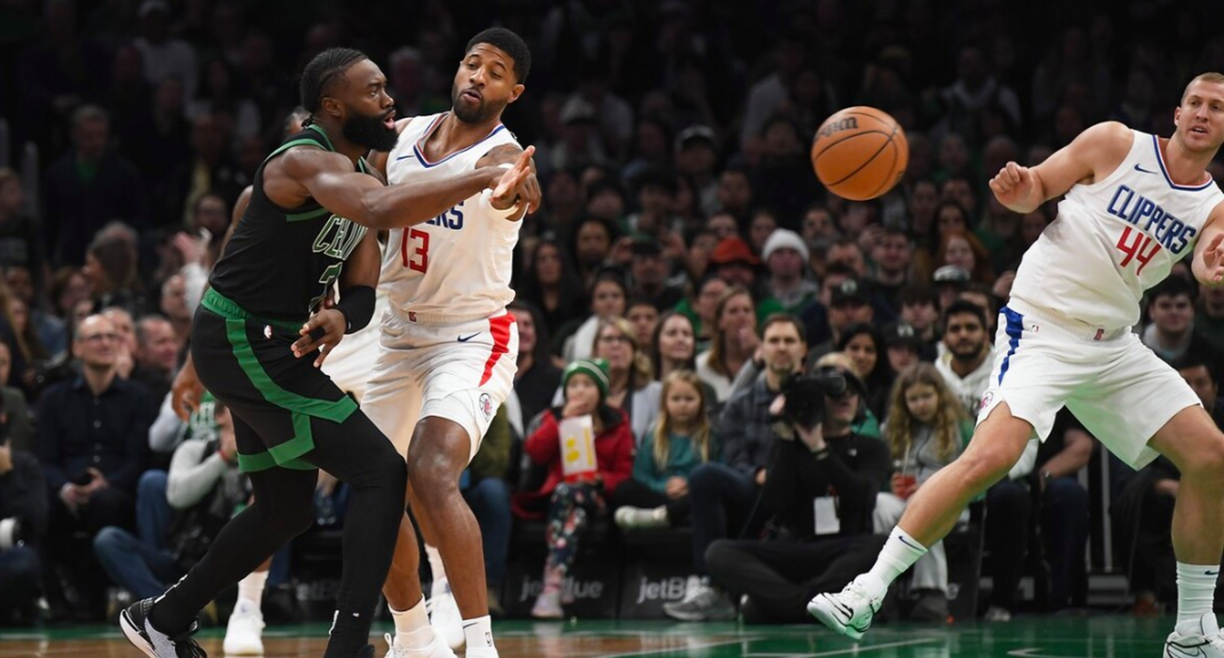 凯尔特人完胜雄鹿,乔治状态火热 凯尔特人完胜雄鹿,乔治状态火热