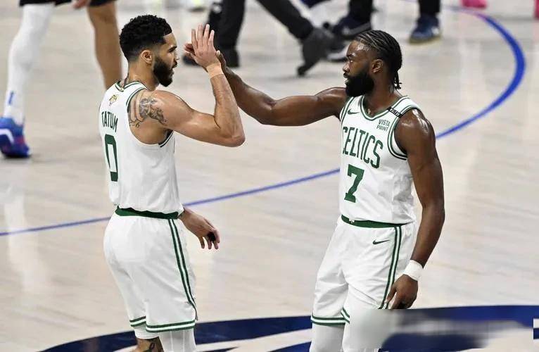 凯尔特人完胜雄鹿,乔治状态火热 凯尔特人完胜雄鹿,乔治状态火热