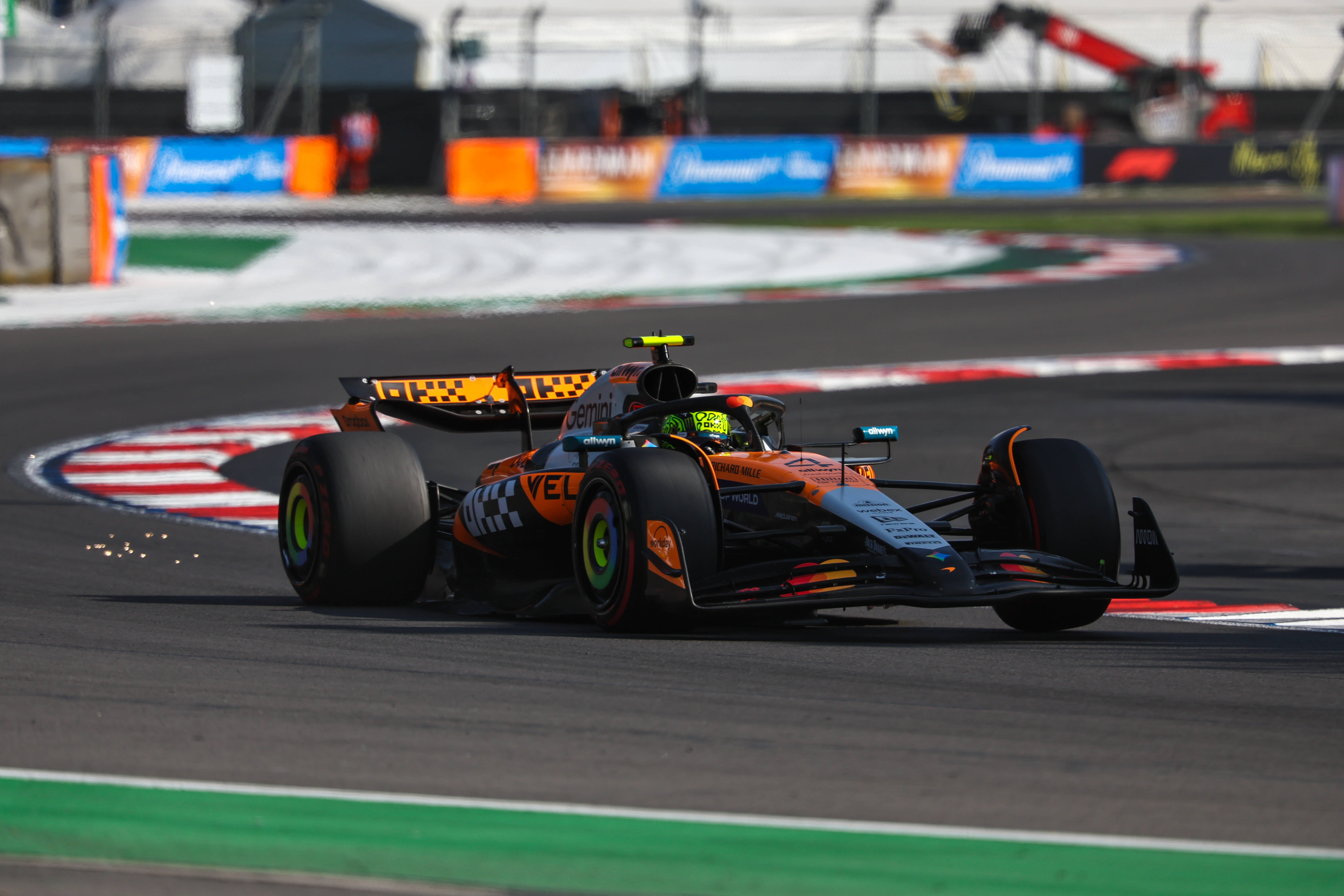 开云体育app-关于迈凯伦力克雷诺车队，汉密尔顿带队取胜的信息