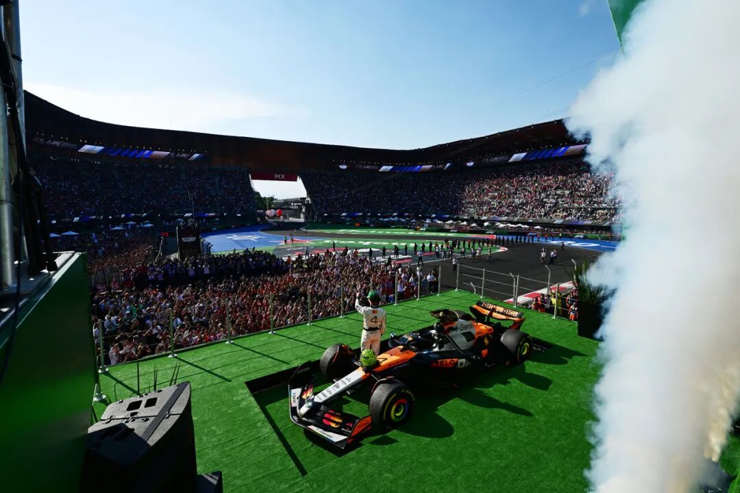 包含法拉利逆转雷诺车队，皮亚斯特里点燃赛场的词条